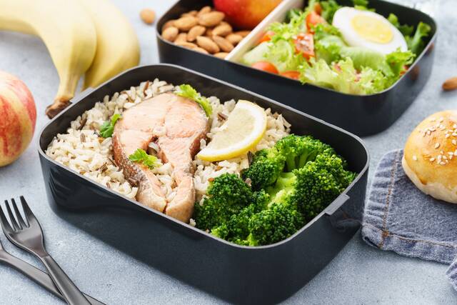 Atrakcyjnie zapakowany lunch w plastikowym pojemniku na żywność